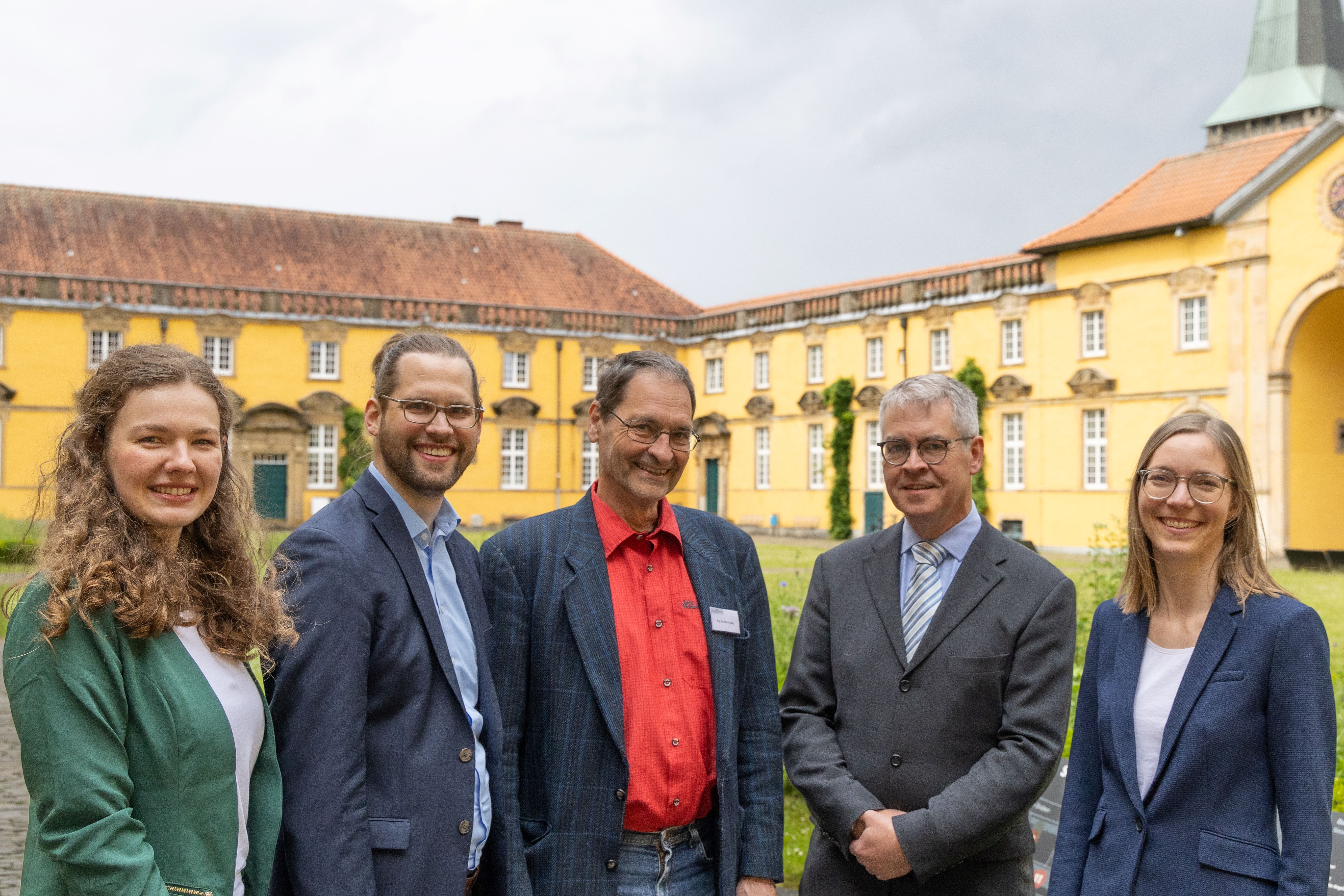 Personengruppe vor dem Osnabrücker Schloss.