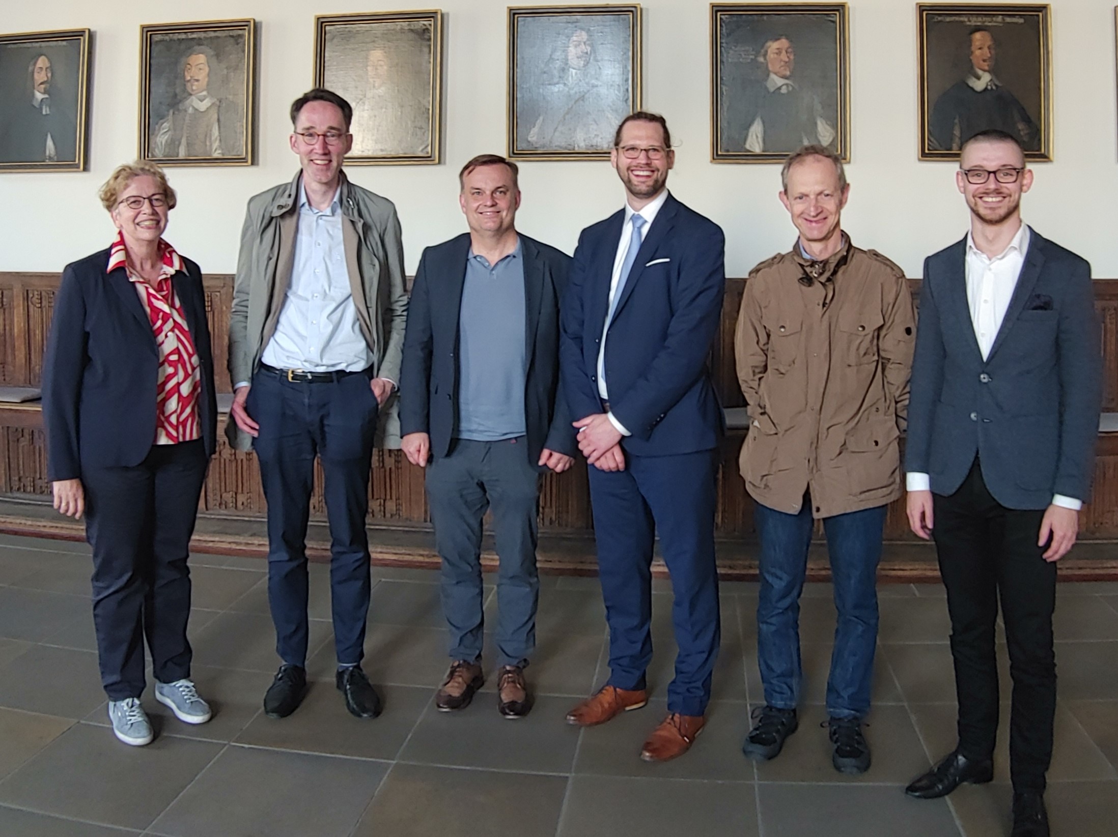 Personengruppe im historischen Friedenssaal des Osnabrücker Rathauses.